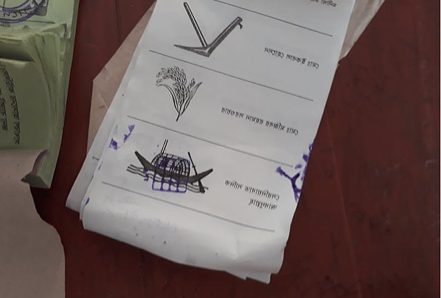 টেবিলের ওপর পড়ে আছে মেয়র পদের ব্যালট বই। বইয়ের সব ব্যালটে নৌকা প্রতীকের ওপর সিল মারা। ছবি: সামছুর রহমান