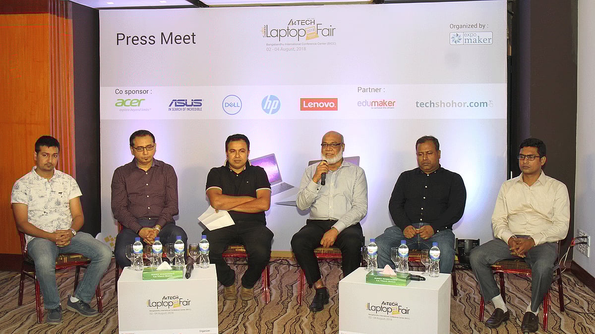ল্যাপটপ মেলার সংবাদ সম্মেলনে ল্যাপটপ বিক্রেতা প্রতিষ্ঠানের কর্মকর্তা ও আয়োজকেরা। ছবি: সংগৃহীত