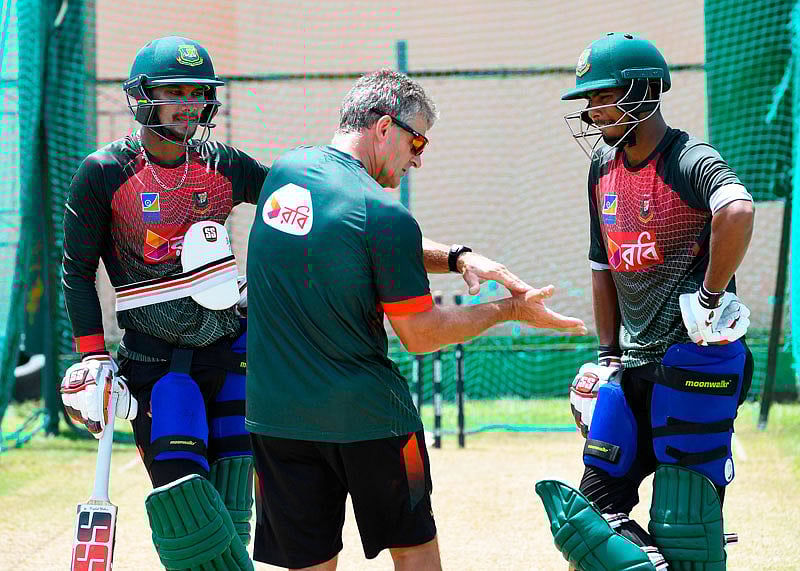বাংলাদেশে ভালো যা খেলার এখনো সিনিয়ররাই খেলছেন। তরুণ ক্রিকেটাররা সেভাবে জ্বলে উঠতে পারছেন না ধারাবাহিকভাবে। ফাইল ছবি