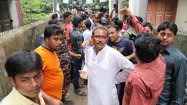 রাজশাহীর ২৪ নম্বর ওয়ার্ডে জাতীয় তরুণ সংঘ সরকারি প্রাথমিক বিদ্যালয়ের ১০৮ নম্বর মহিলা কেন্দ্রে ঢুকতে পারেননি বিএনপির মেয়র প্রার্থী মোসাদ্দেক হোসেন বুলবুল। ছবি: তানভীর আহম্মেদ