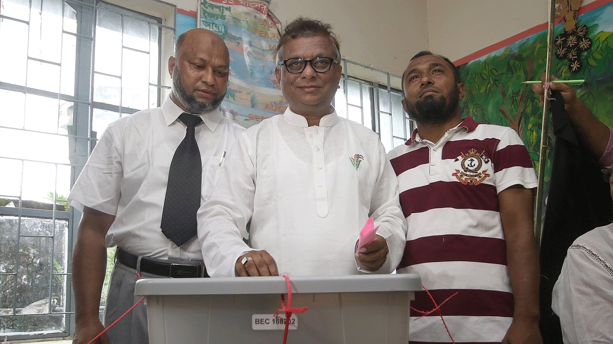 সিলেটে রায়নগর সরকারী প্রাথমিক বিদ্যালয় ভোটকেন্দ্রে ভোট দিয়েছেন বিএনপির মেয়র প্রার্থী আরিফুল হক চৌধুরী। ঝেরঝেরীপাড়া, সিলেট, ৩০ জুলাই। ছবি: আবদুস সালাম