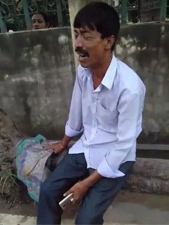 মিমের বাবা জাহাঙ্গীর আলম, ঘটনার পর মেয়ের ছাতা হাতে কান্নায় ভেঙে পড়েন তিনি। ছবি: সংগৃহীত