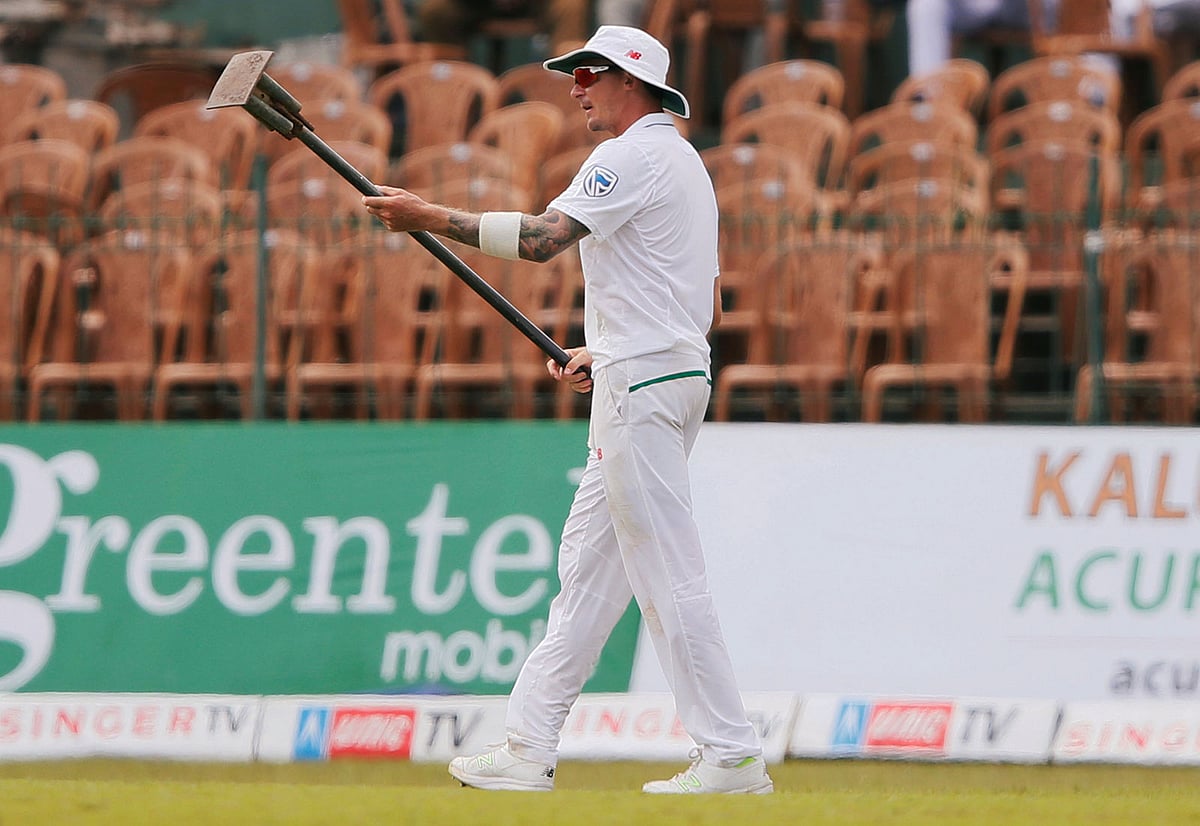 শ্রীলঙ্কা সফরের দ্বিতীয় টেস্টে এভাবেই ক্যামেরাবন্দী হন স্টেইন। ছবি: রয়টার্স