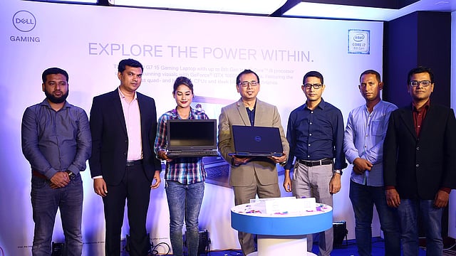 ডেলের জি সিরিজের ল্যাপটপ উদ্বোধনী অনুষ্ঠানে বাংলাদেশ জাতীয় নারী ক্রিকেট দলের সহ-অধিনায়ক জাহানারা আলম এবং ডেল বাংলাদেশের কর্মকর্তারা। ছবি: সংগৃহীত।