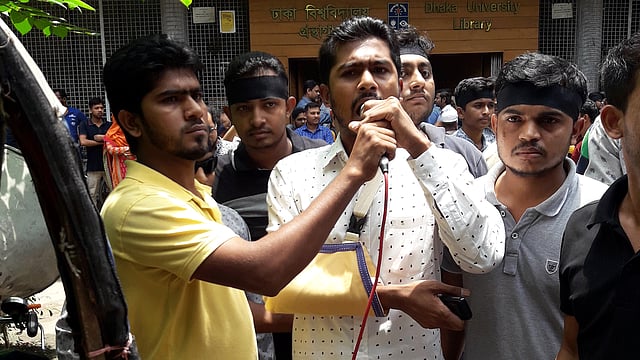ঢাকা বিশ্ববিদ্যালয়ের কেন্দ্রীয় গ্রন্থাগারের সামনে বক্তব্য দিচ্ছেন সাধারণ ছাত্র অধিকার সংরক্ষণ পরিষদের যুগ্ম আহ্বায়ক নুরুল হক। ছবি: প্রথম আলো