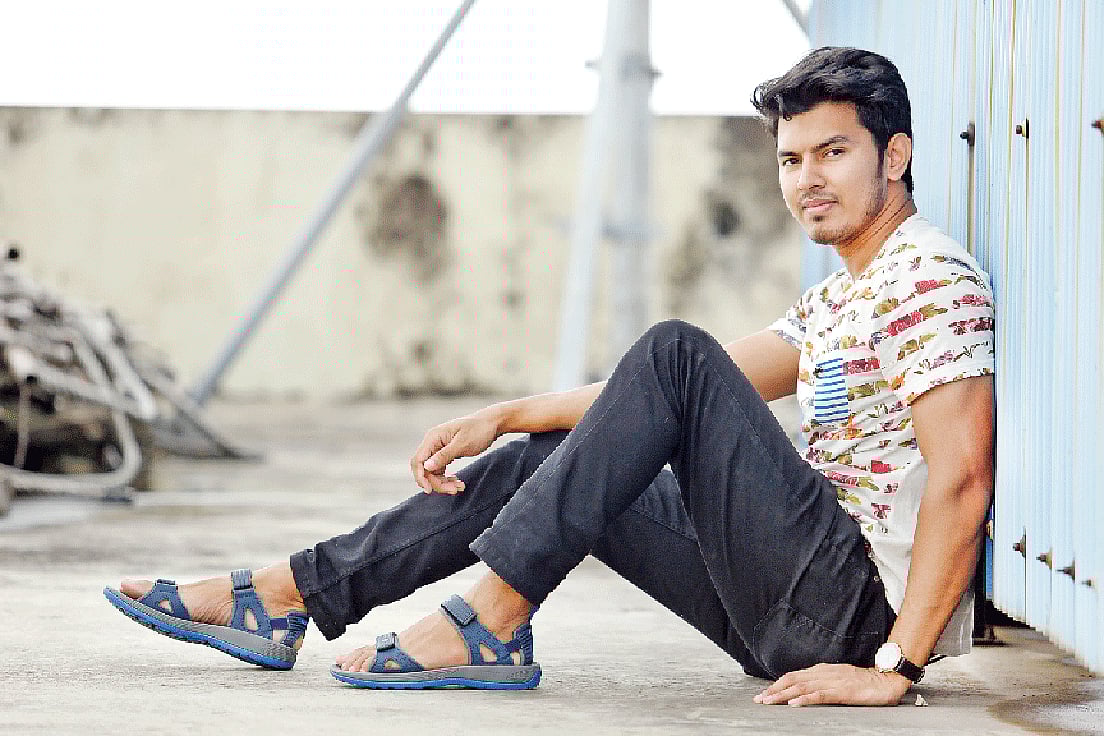 জলকাদার রাস্তায় ফিতা লাগানো স্যান্ডেল পরা ভালো