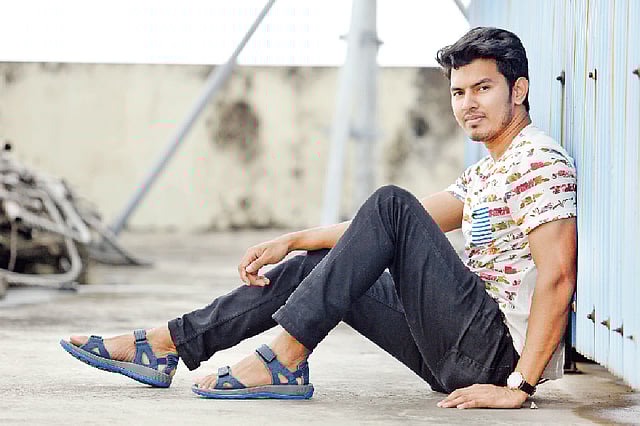 জলকাদার রাস্তায় ফিতা লাগানো স্যান্ডেল পরা ভালো