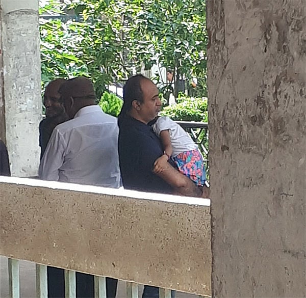 আদালতের বাইরে মেয়ে আরিশাকে কোলে নিয়ে খোরশেদ আলম