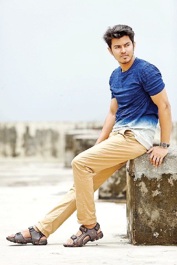 পানি-কাদায় টিকে থাকবে এমন জুতা দরকার এ সময়।  মডেল: সজীব, জুতা: লোটো, ছবি: সুমন ইউসুফ