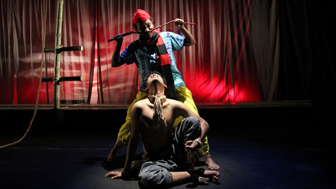 পালাকার নাট্যদলের নতুন নাটক ‘উজানে মৃত্যু’র দৃশ্য