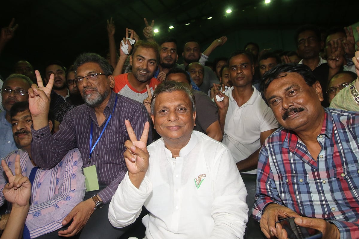 জয়ের আশা জেগে ওঠার পর সিলেটের উপশহর এলাকার আবুল মাল আবদুল মুহিত ক্রীড়া কমপ্লেক্সে ছুটে আসেন বিএনপি-সমর্থিত মেয়র প্রার্থী আরিফুল হক চৌধুরী। এখান থেকেই ভোটের ফলাফল ঘোষণা করা হয়। সিলেট, ৩০ জুলাই। ছবি: আবদুস সালাম