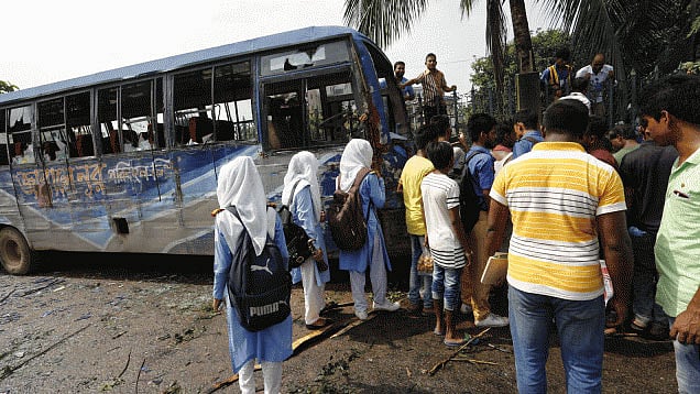 আবদুল্লাহপুর থেকে মোহাম্মদপুর রুটে চলাচলকারী জাবালে নূর পরিবহনের বাসটির ধাক্কায় প্রাণ হারিয়েছে দুই শিক্ষার্থী। ছবি: প্রথম আলো
