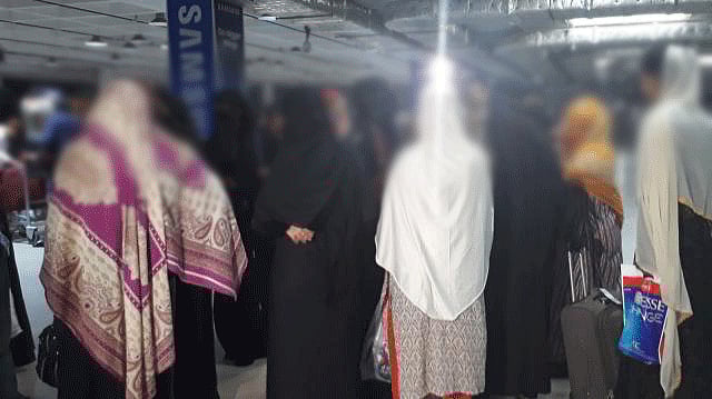 সৌদি আরব থেকে দেশে ফেরা কয়েকজন নারী। ফাইল ছবি