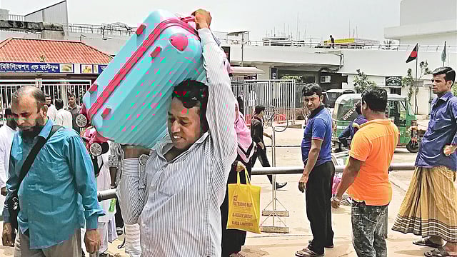 হজরত শাহজালাল আন্তর্জাতিক বিমানবন্দরে টার্মিনালের বাইরে পার্কিং পর্যন্ত ট্রলি নিতে দিচ্ছে না কর্তৃপক্ষ। তাই টার্মিনাল থেকে কাঁধে করে মালপত্র বাইরে আনতে হচ্ছে যাত্রীদের। গতকাল তোলা ছবি।  প্রথম আলো