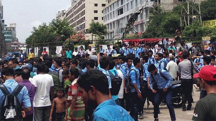 রাজধানীর বিমানবন্দর সড়কে বাসচাপায় দুই শিক্ষার্থী নিহত হওয়ার ঘটনার  প্রতিবাদে শিক্ষার্থীদের বিক্ষোভ। প্রথম আলো ফাইল ছবি