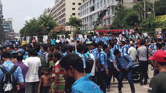 রাজধানীর বিমানবন্দর সড়কে বাসচাপায় দুই শিক্ষার্থী নিহত হওয়ার ঘটনার  প্রতিবাদে শিক্ষার্থীদের বিক্ষোভ। প্রথম আলো ফাইল ছবি