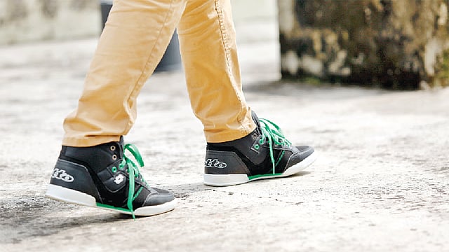 হাই-নেক জুতার কারণে পায়ে কাদা লাগবে কম