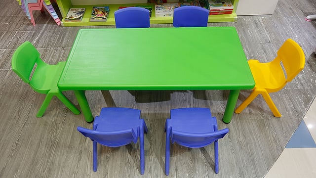 সুন্দর টেবিল পড়াশোনার প্রতি মনোযোগী করে তুলবে। কৃতজ্ঞতা: কিডস প্যারাডাইস, ছবি: নকশা