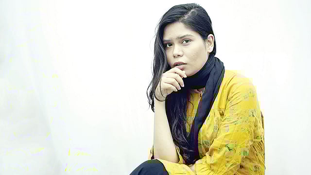 খুসখুসে কাশি, অবহেলা করবেন না। মডেল: নুসরাত। ছবি: অধুনা