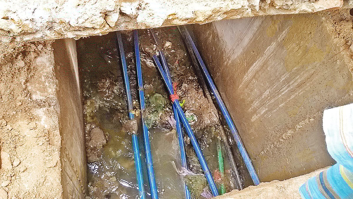 নর্দমার ভেতর ওয়াসার পানির লাইন। স্থানীয়রা বলছে এগুলো অবৈধ সংযোগ। গতকাল মিরপুর–১১-এর বি ব্লকের ৬ নম্বর সড়ক থেকে তোলা ছবি। প্রথম আলো