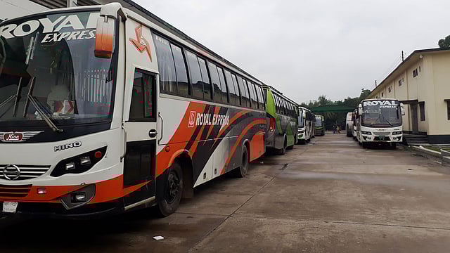 দৌলাতদিয়াড় বিএডিসি গুদাম চত্বরে অলস অবস্থায় পড়ে আছে রয়েল এক্সপ্রেসের বাসগুলো। চুয়াডাঙ্গা, ২ জুলাই। ছবি: প্রথম আলো