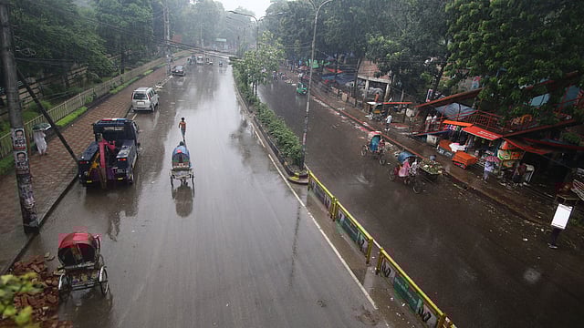 সড়কে গণপরিবহন নেই বললেই চলে। শাহবাগ এলাকা, ঢাকা, ২ আগস্ট। ছবি: আবদুস সালাম