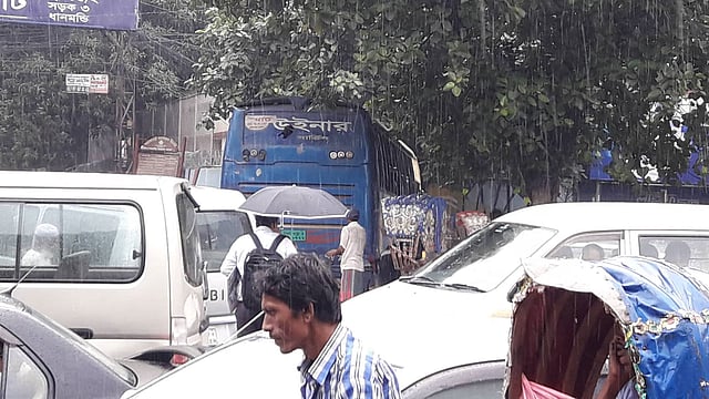 চালকের লাইসেন্স না থাকায় উইনার পরিবহনের একটি বাস ঘুরিয়ে দেওয়া হয়। ছবি: মোছাব্বের হোসেন