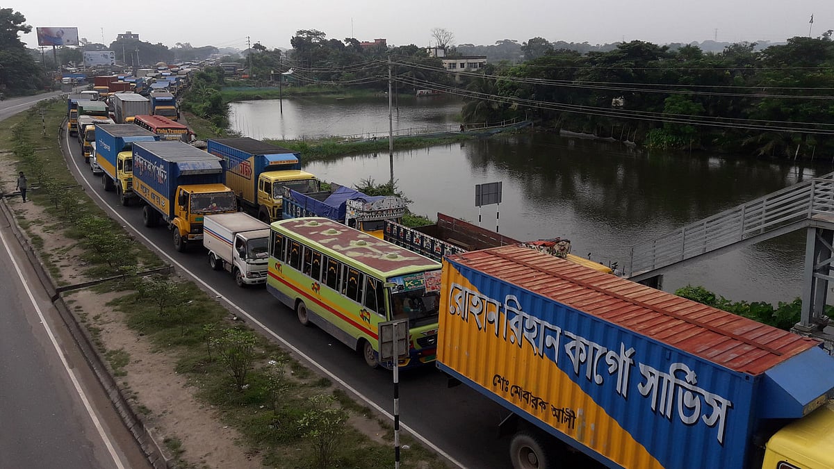 ঢাকা-চট্টগ্রাম মহাসড়কে সৃষ্টি হয়েছে যানজট। ছবিটি আজ বৃহস্পতিবার কুমিল্লার দাউদকান্দি উপজেলার বিশ্বরোড এলাকা থেকে তোলা। ছবি: আবদুর রহমান ঢালী
