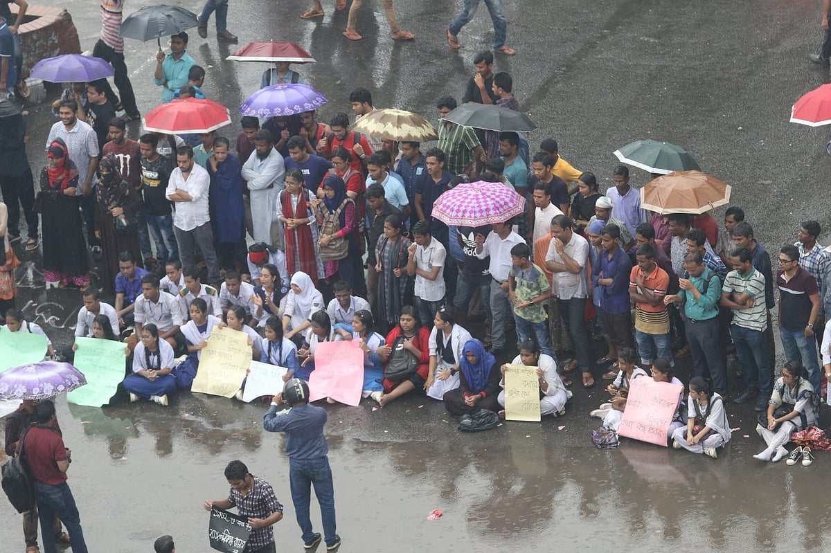 নিরাপদ সড়কের দাবিতে শাহবাগে অবস্থান নিয়ে স্লোগানমুখর শিক্ষার্থীরা। ছবি: আবদুস সালাম
