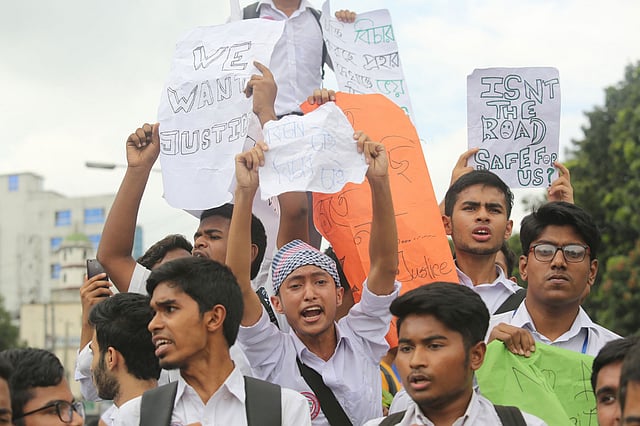 ঢাকায় আড়ংয়ের মোড়ে শিক্ষার্থীদের বিক্ষোভ। ১ আগস্ট। ছবি: জাহিদুল করিম
