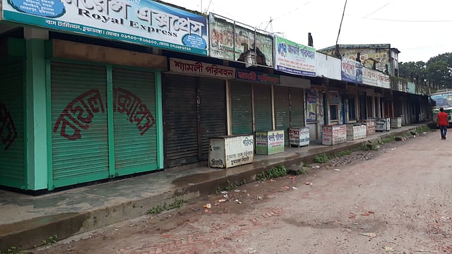 ধর্মঘটের কারণে বন্ধ রাখা হয়েছে সব বাসের কাউন্টার। সকাল আটটা, বাস টার্মিনাল, চুয়াডাঙ্গা, ২ জুলাই। ছবি: প্রথম আলো