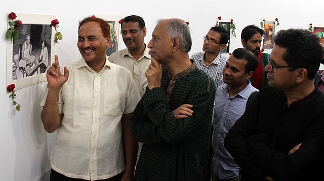 উদ্বোধনের পর প্রদর্শনী ঘুরে দেখছেন অতিথি এবং প্রদর্শনীর আলোকচিত্রী