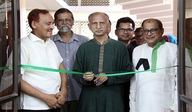 ঢাকা বিশ্ববিদ্যালয়ের চারুকলা অনুষদের জয়নুল গ্যালারিতে ফিতা কেটে প্রদর্শনীর উদ্বোধন করছেন অধ্যাপক আ আ ম স আরেফিন সিদ্দিক