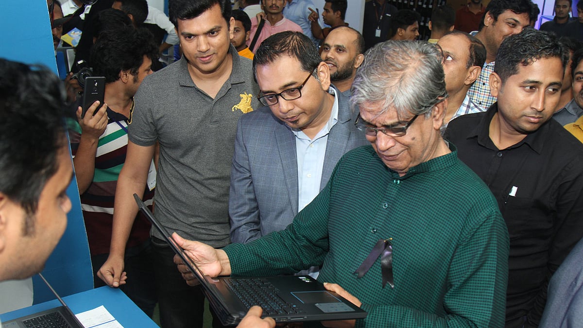 বঙ্গবন্ধু আন্তর্জাতিক সম্মেলন কেন্দ্রে ল্যাপটপ মেলা উদ্বোধন শেষে ঘুরে দেখেন ডাক টেলিযোগাযোগ ও তথ্যপ্রযুক্তি মন্ত্রী মোস্তাফা জব্বার। ছবি: সংগৃহীত।
