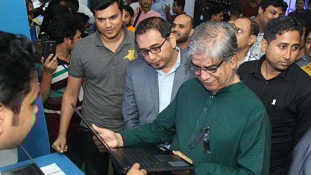 বঙ্গবন্ধু আন্তর্জাতিক সম্মেলন কেন্দ্রে ল্যাপটপ মেলা উদ্বোধন শেষে ঘুরে দেখেন ডাক টেলিযোগাযোগ ও তথ্যপ্রযুক্তি মন্ত্রী মোস্তাফা জব্বার। ছবি: সংগৃহীত।