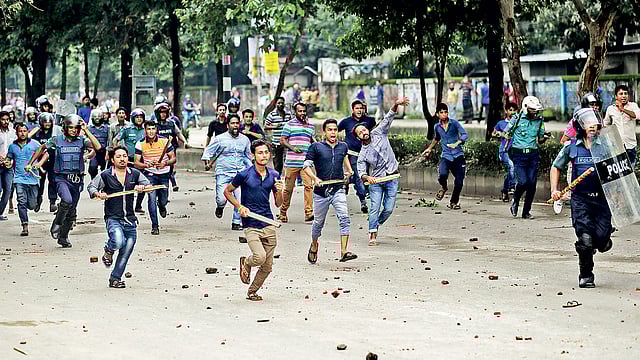 নিরাপদ সড়কের দাবিতে শান্তিপূর্ণ বিক্ষোভ করছিল শিক্ষার্থীরা। হঠাৎই লাঠি হাতে তাদের দিকে তেড়ে আসে পুলিশ। ঠিক তখনই লাঠিসোঁটা নিয়ে একদল যুবক পুলিশের সঙ্গে কোমলমতি শিক্ষার্থীদের ধাওয়া দেন। গতকাল বিকেলে রাজধানীর মিরপুর ১৩ নম্বর এলাকায়।  ছবি: সাজিদ হোসেন