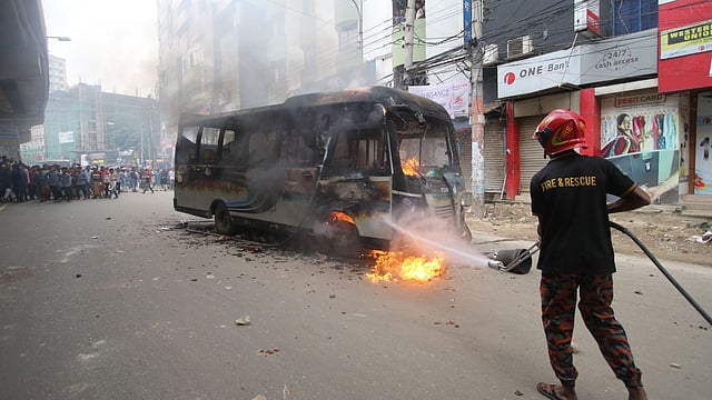 বাসের আগুন নেভাতে কাজ করছে ফায়ার সার্ভিস। মগবাজার, ঢাকা, ৩ আগস্ট। ছবি: আবদুস সালাম