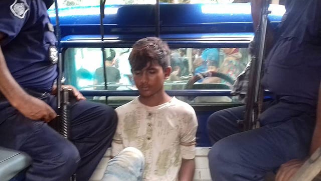 চালকের সহকারী তানভীর (১৫) চালাচ্ছিল পিকআপটি। সখীপুর, ৩ জুলাই। ছবি: ইকবাল গফুর