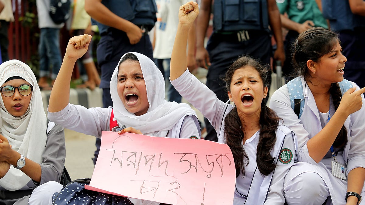 খুদে শিক্ষার্থীরা এই নতুন স্বাভাবিককে মেনে নেয়নি। তারা রাস্তায় নেমেছে, কিন্তু কোনো অরাজকতা করেনি