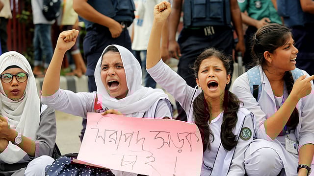 খুদে শিক্ষার্থীরা এই নতুন স্বাভাবিককে মেনে নেয়নি। তারা রাস্তায় নেমেছে, কিন্তু কোনো অরাজকতা করেনি