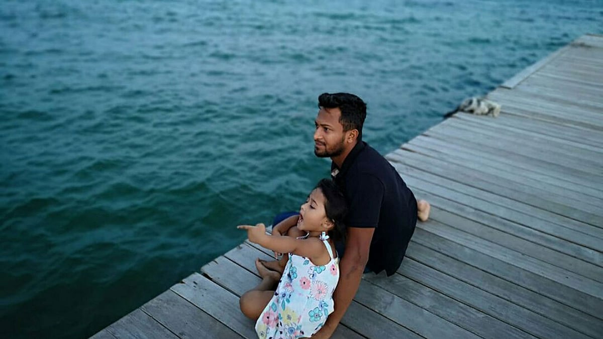 সেন্ট কিটসে মেয়ে আলায়নার সঙ্গে ক্রিকেটার সাকিব আল হাসান। ছবি: সংগৃহীত