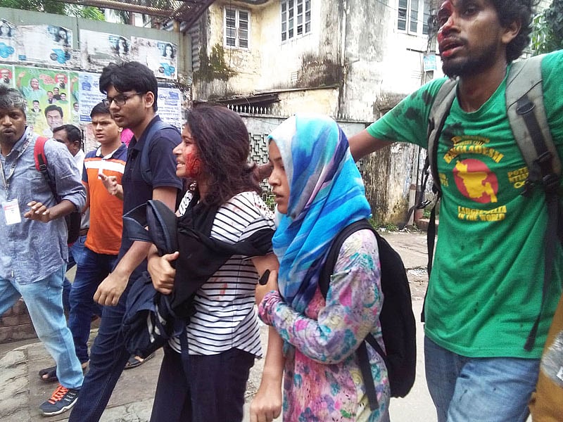 ধানমন্ডিতে কিছু যুবকের হামলায় আহত ঢাকা বিশ্ববিদ্যালয়ের এক ছাত্রীকে হাসপাতালে নেওয়া হচ্ছে।