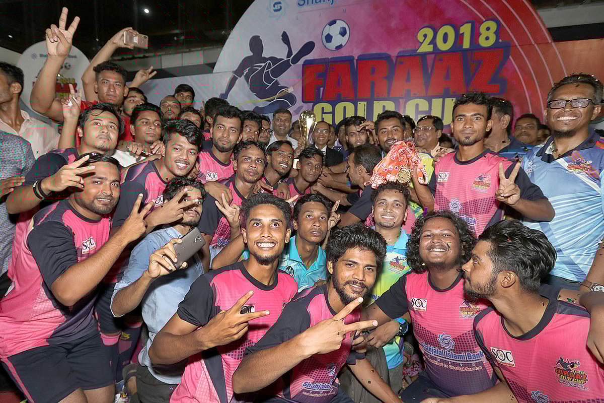 ফারাজ গোল্ডকাপে চ্যাম্পিয়ন ফারইস্ট ইউনিভার্সিটি। ছবিঃ প্রথম আলো