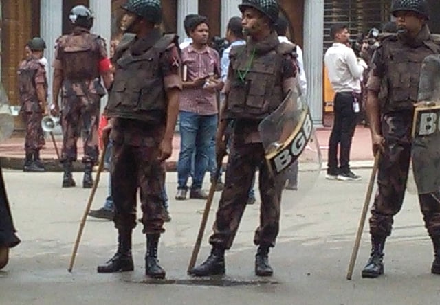 হামলা চলাকালে বিজিবির গেটে বিজিবি সদস্যদের অবস্থান।