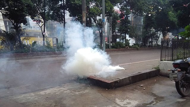 পুলিশের ছোড়া কাঁদানে গ্যাস।