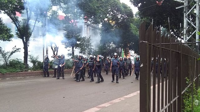 ধানমন্ডিতে কাঁদানে গ্যাস নিক্ষেপ করা হয়।