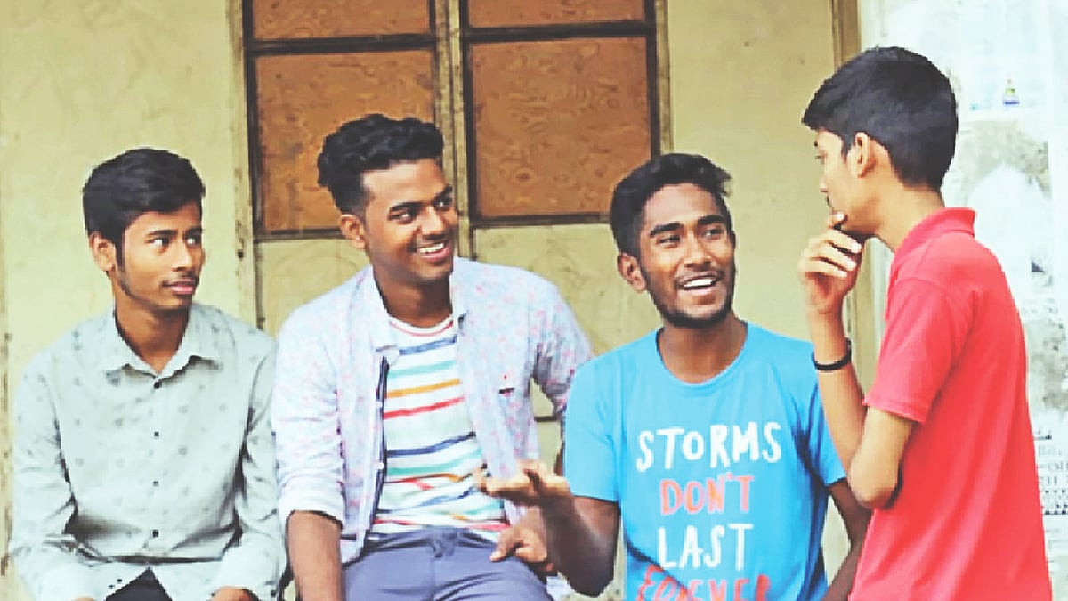 বন্ধুদের সঙ্গে আবদুল করিম রাজীব (বাঁ থেকে প্রথম)। ছবি: রাজীবের বন্ধু রাহাতের ইউটিউব ভিডিও থেকে সংগৃহীত