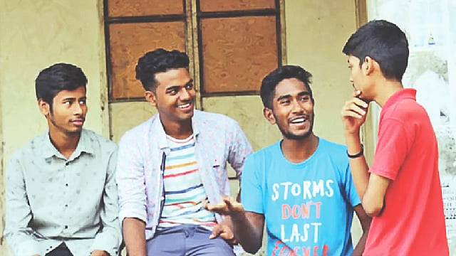 বন্ধুদের সঙ্গে আবদুল করিম রাজীব (বাঁ থেকে প্রথম)। ছবি: রাজীবের বন্ধু রাহাতের ইউটিউব ভিডিও থেকে সংগৃহীত