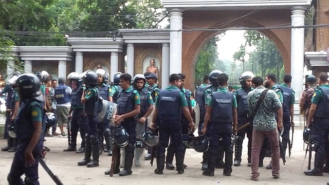 বিজিবির গেটে অবস্থান নেয় পুলিশ সদস্যরা।