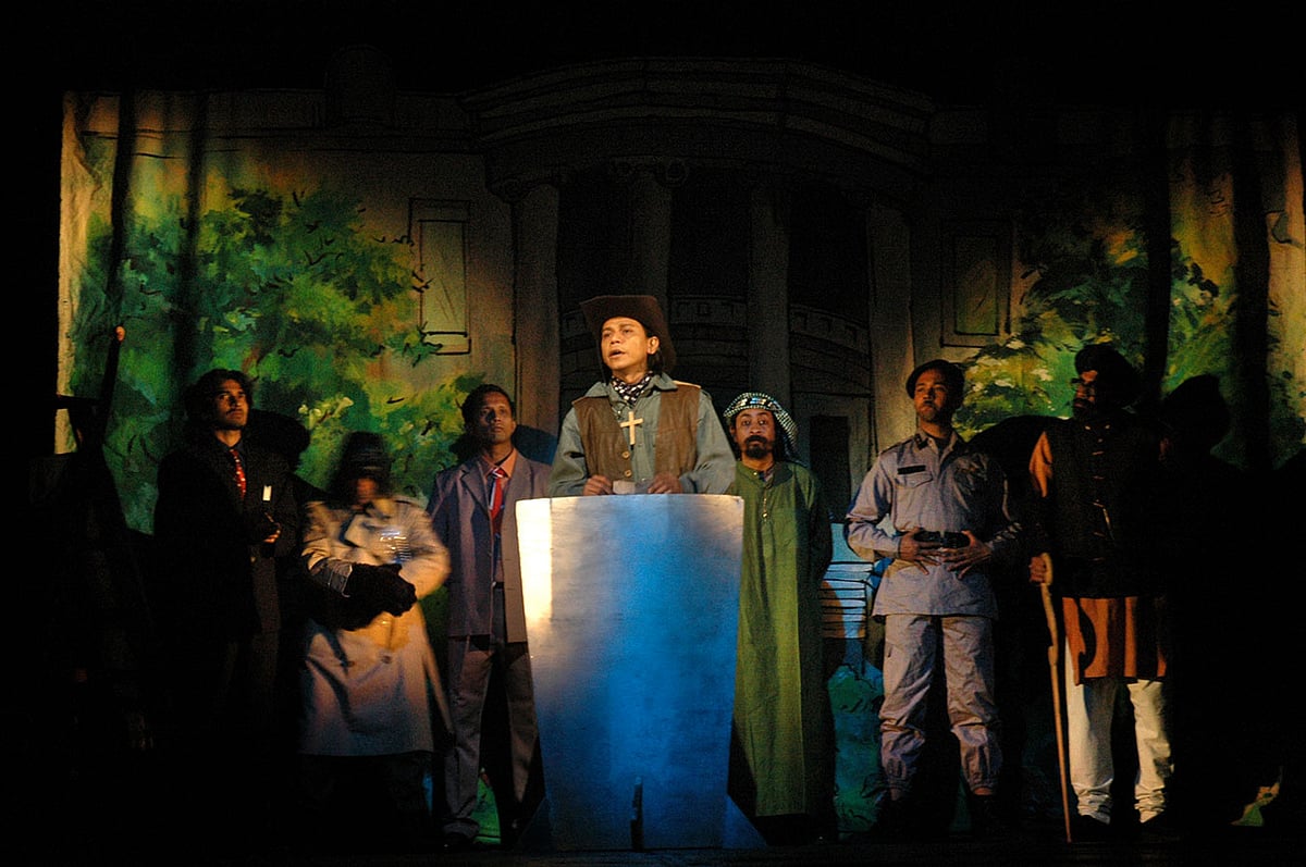 ‘রাজা এবং অন্যান্য’ নাটকের দৃশ্য